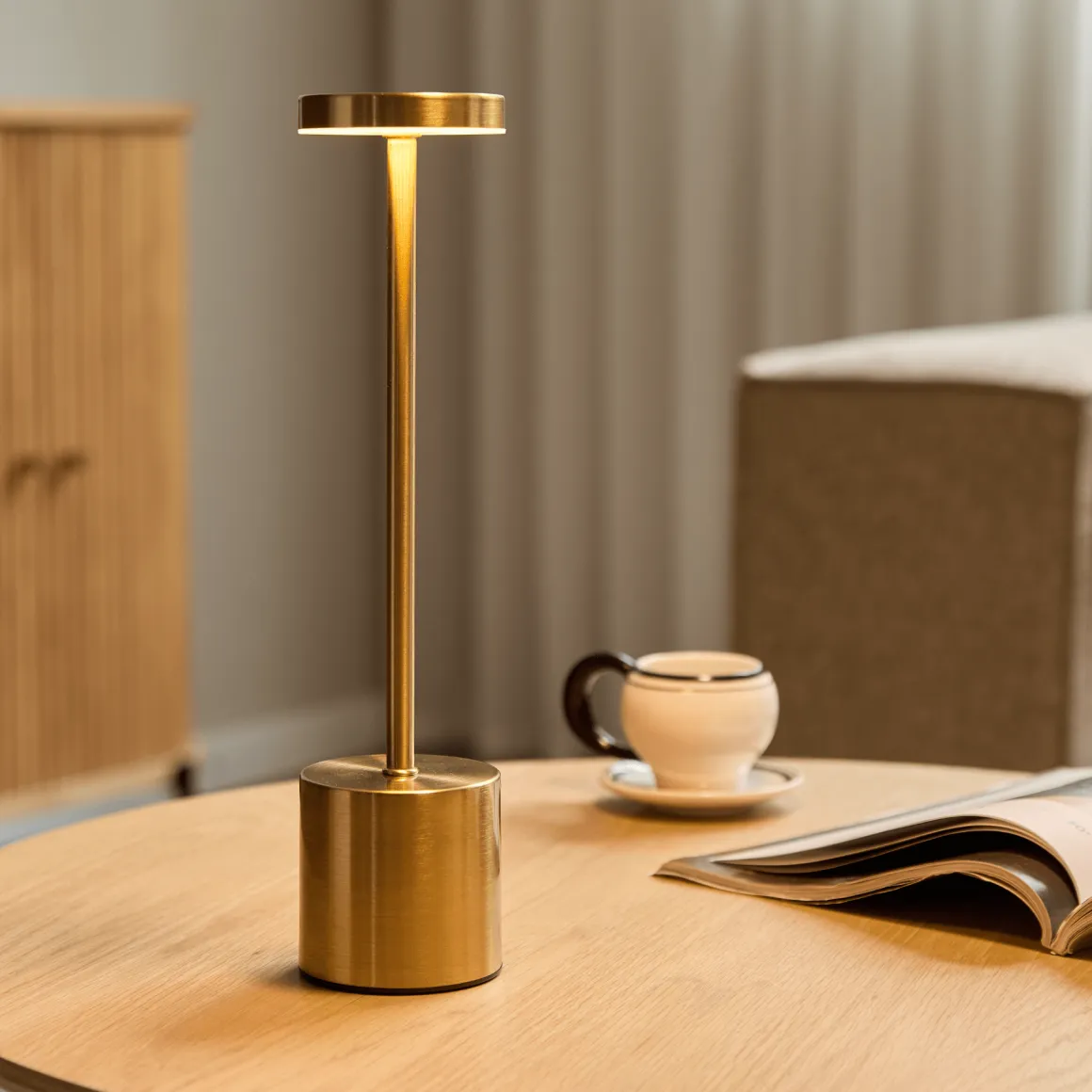 Elvis LED bordlampe guld