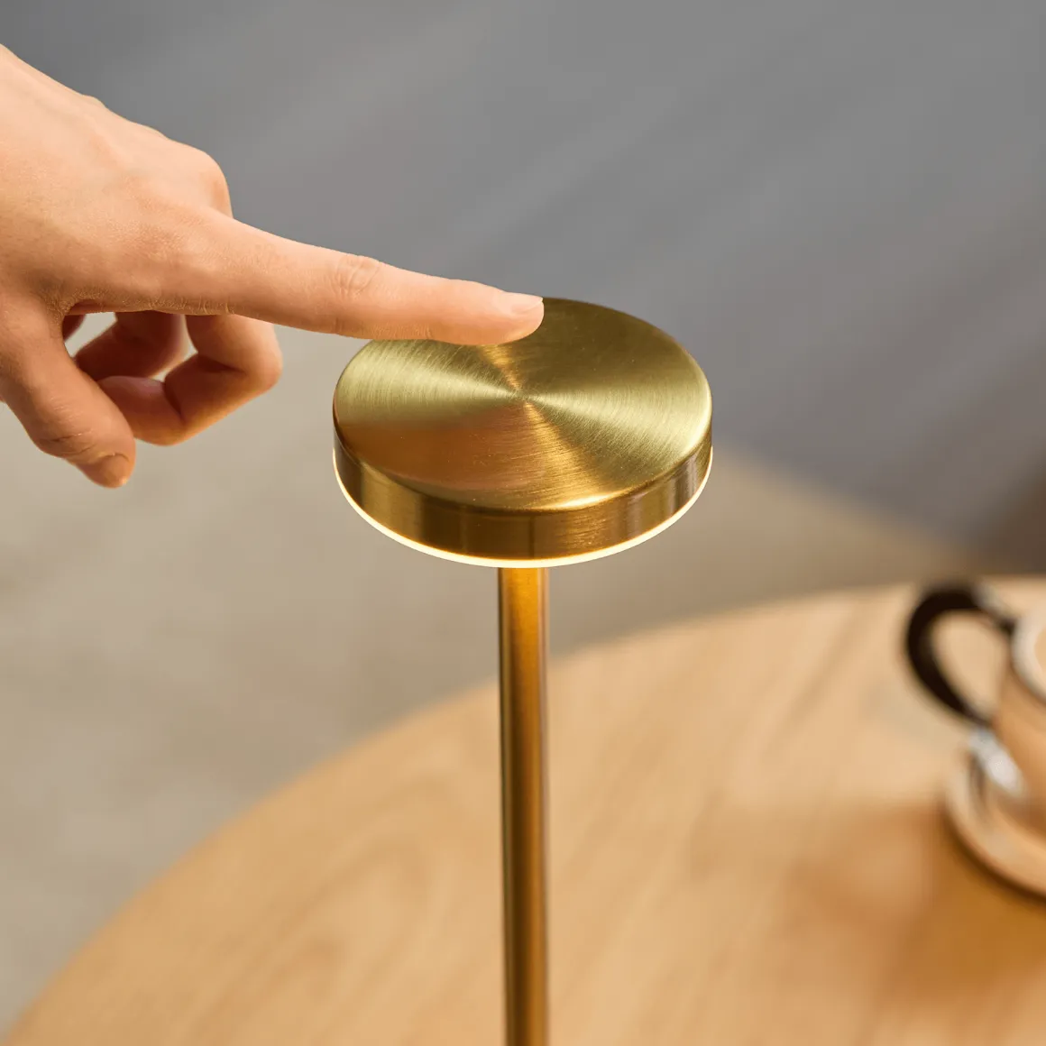 Elvis LED bordlampe guld