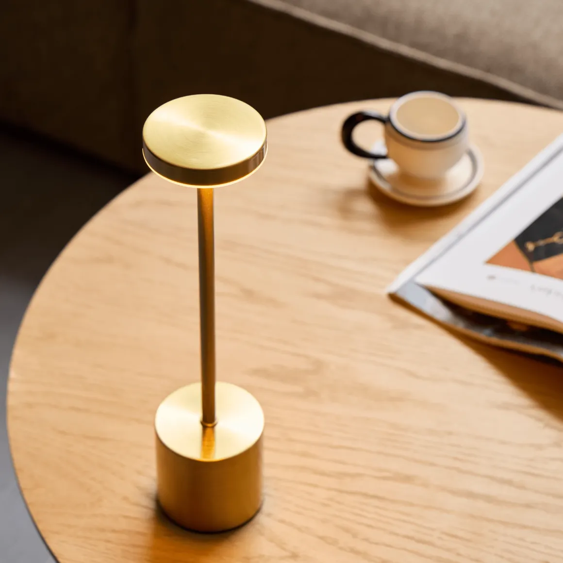 Elvis LED bordlampe guld