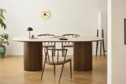 Enzo ovalt spisebord med stenbordplade i beige og lamelfod i røget eg 220x100x76 cm
