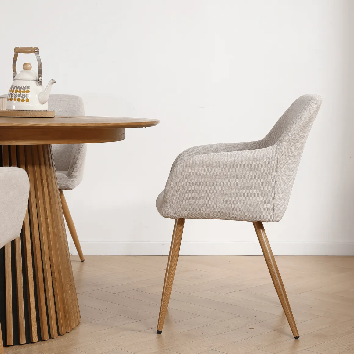 Jenna spisebordstol - beige tekstil med egelook