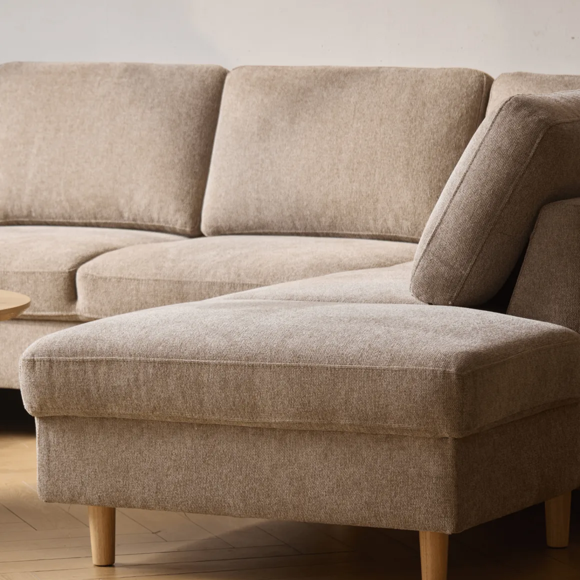 Jennifer venstrevendt u-sofa i sand med chaiselong - L: 300 x D: 208 x H: 82 cm