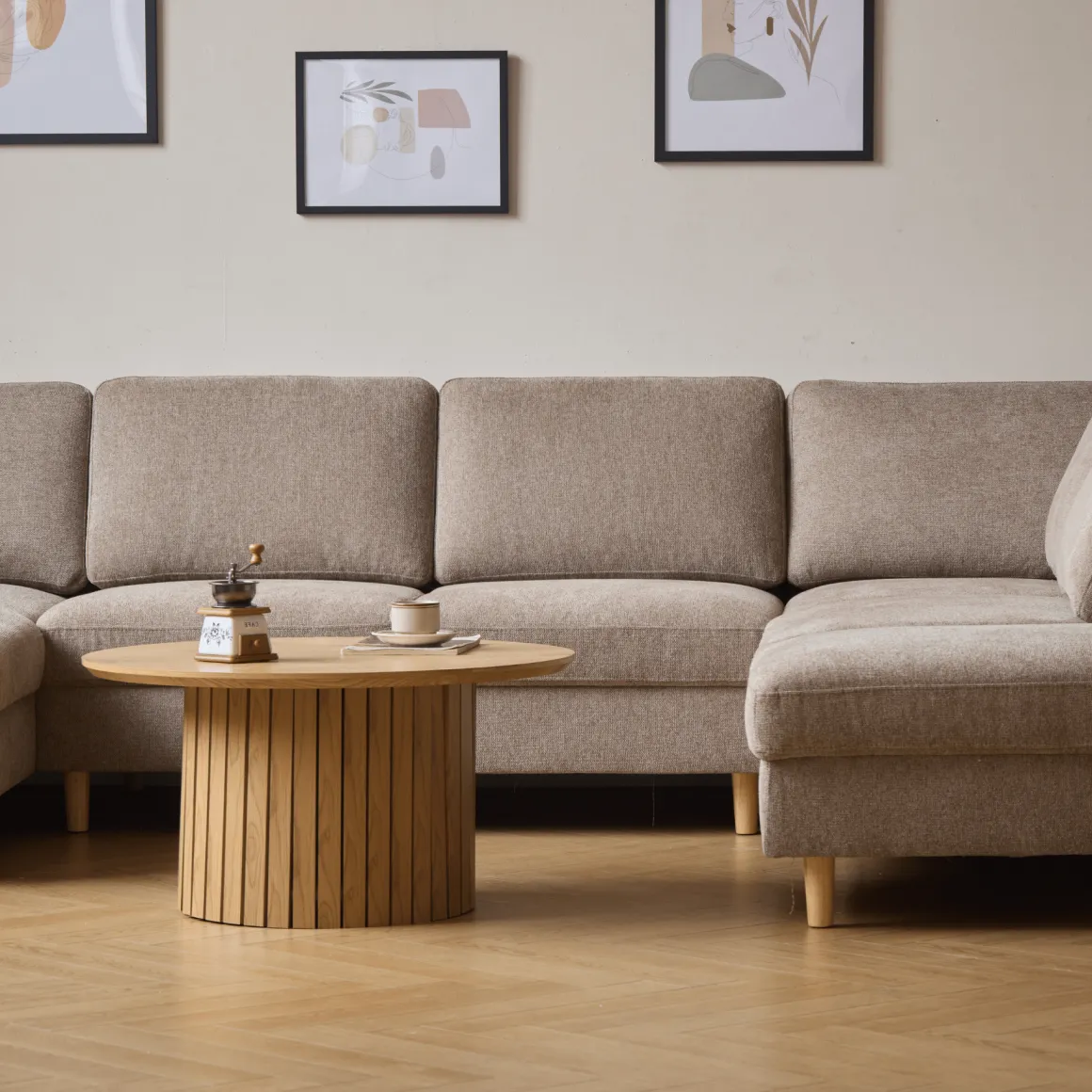 Jennifer venstrevendt u-sofa i sand med chaiselong - L: 300 x D: 208 x H: 82 cm