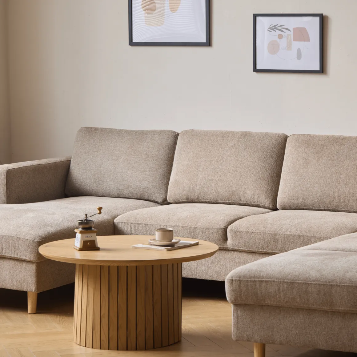 Jennifer venstrevendt u-sofa i sand med chaiselong - L: 300 x D: 208 x H: 82 cm
