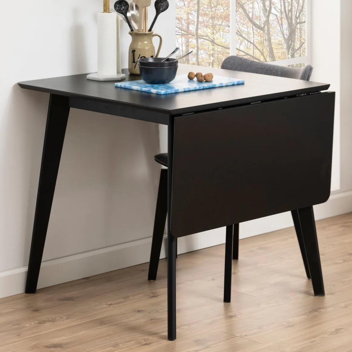 Rickie - Sort klap ud spisebord med tillægsplade i sortlakeret egefiner - 80/120 x 80 cm